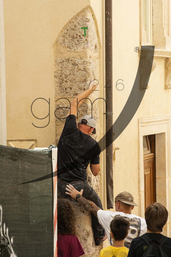 Street boulder L'Aquila 2023